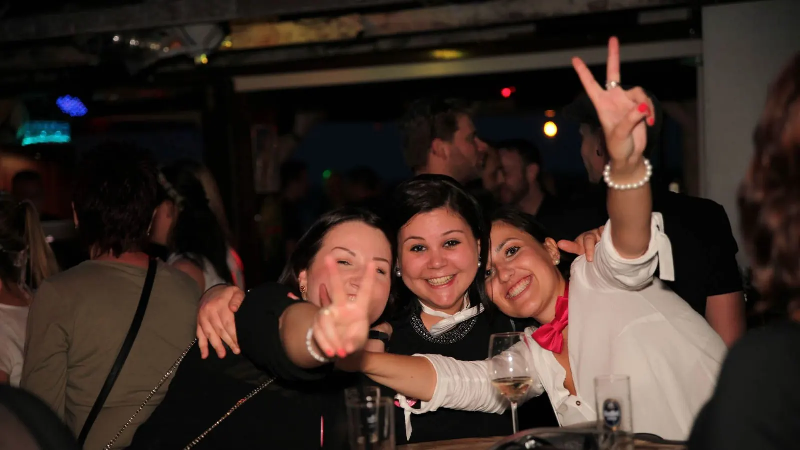 Drei Frauen feiern abends an Bord