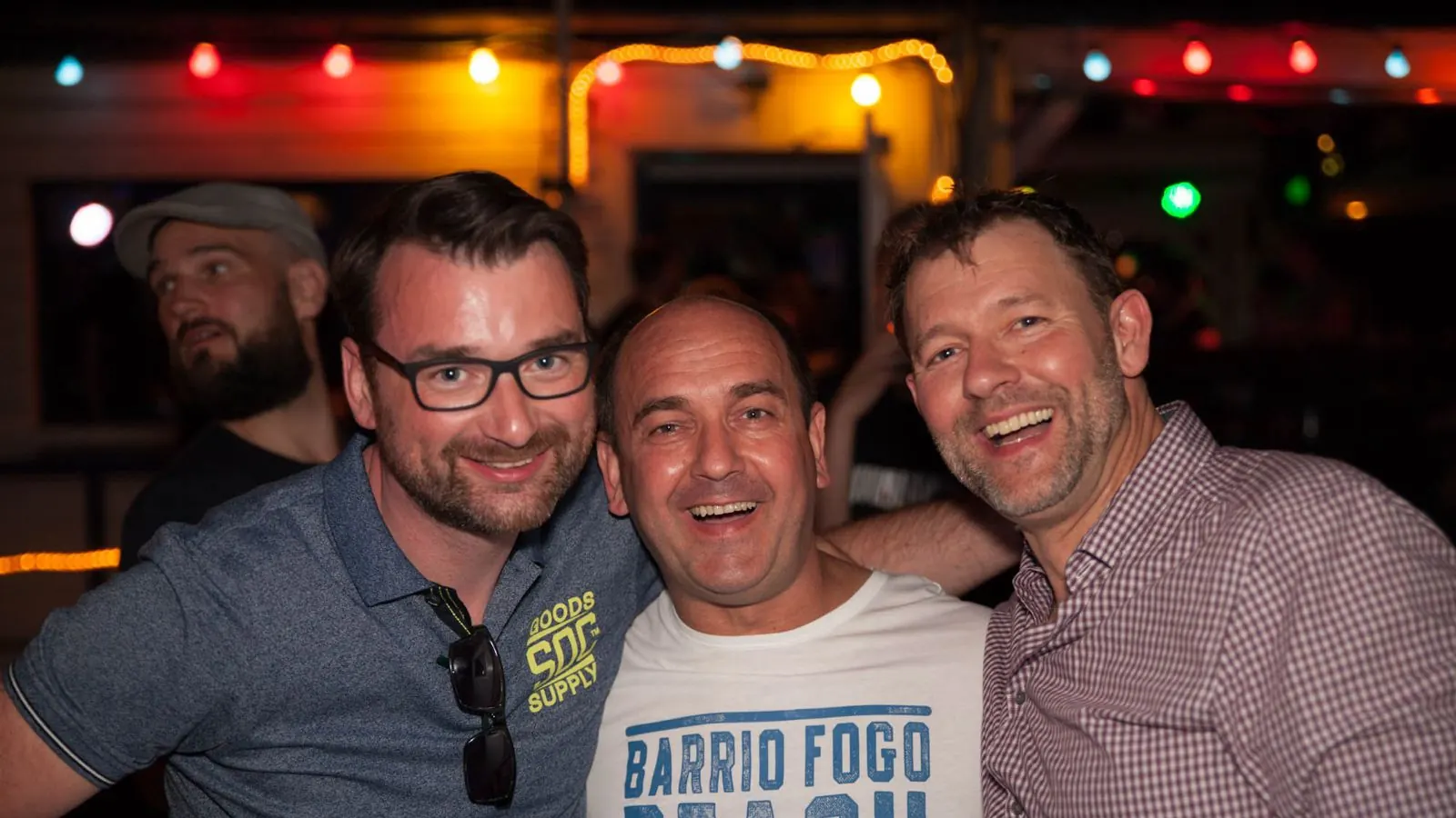 Drei Freunde lachen bei der Party an Bord